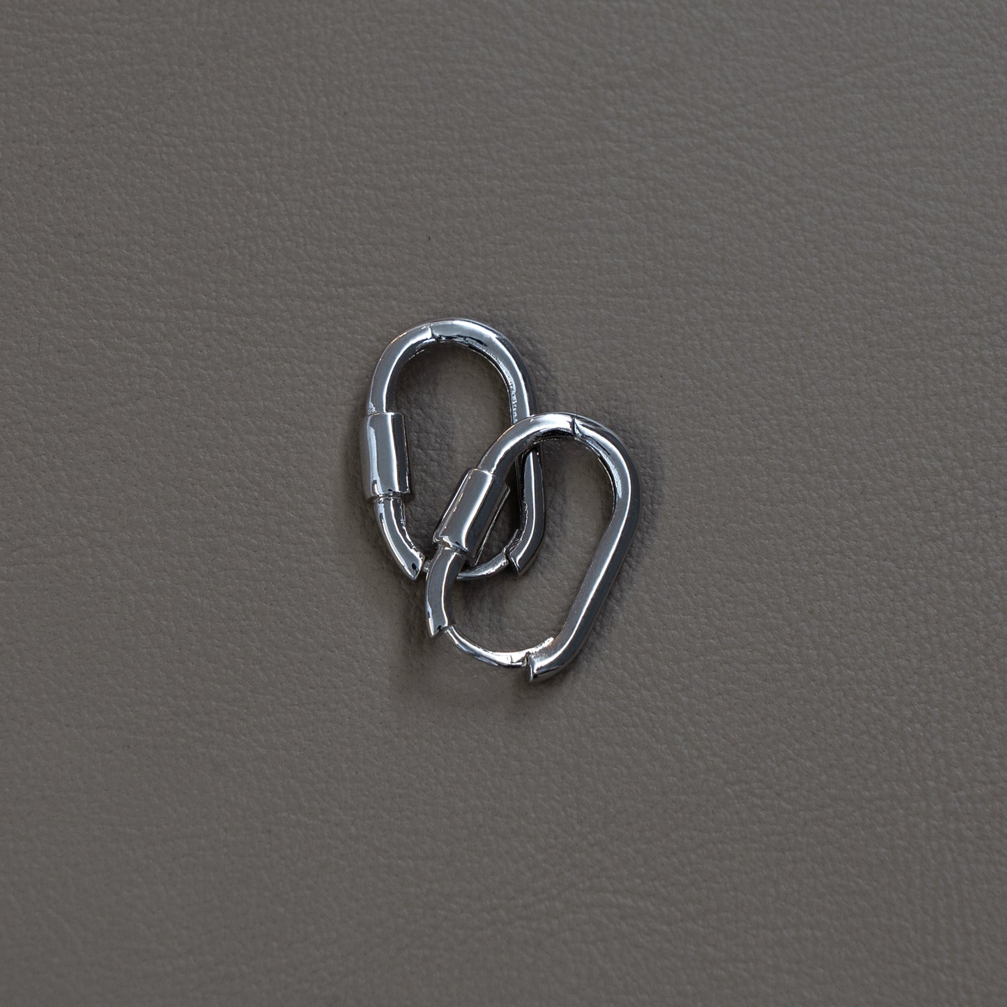 Descent Huggies White Gold